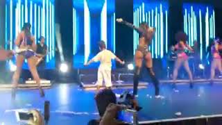 Niño de 5 años se sube al escenario y baila como anitta si o no