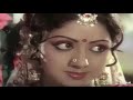 பள்ளி அறைக்குள் மல்லிகையை அள்ளி இறைக