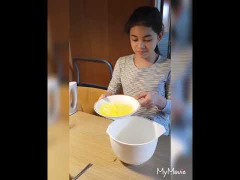 11years old daughter  making Home måde chocolate  fudge