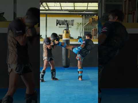 The Secret to Stopping Kicks? Catch+Sweep = Win 👊 #MuayThaiTraining #KickDefense #TechniqueBreakdown