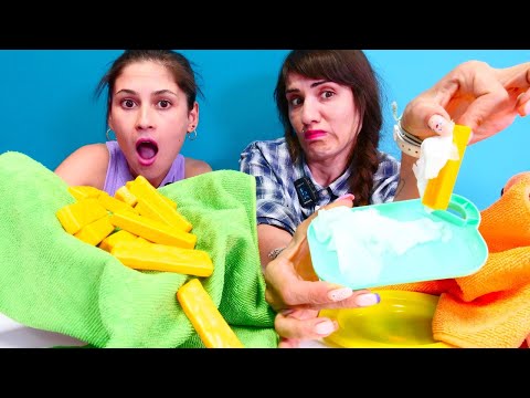 Ev arkadaşı Ayşe ve Ümit patates kızartırken yağ süzme tekniğini keşfediyor! Evcilik oyunları