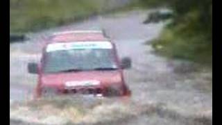 preview picture of video 'standard Jimny crossing Brighouse ford (2007 floods)'