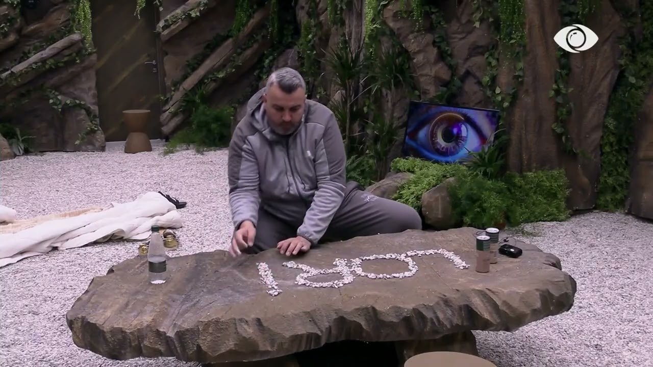 Rogerti formon emrin e Lori Caffe me gurë të vegjël në Dhomën e Reflektimit