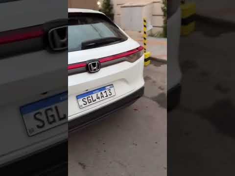 Motorista foge após bater em caminhão estacionado em condomínio de Aparecida de Goiânia