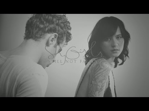 シャイガール"まだ落ちない" (Shy Girls: "Still Not Falling")