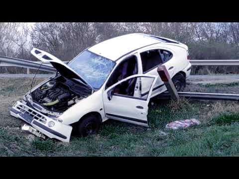 Renault Megane roncs a 6-os úton, egy baleset után elhagyva.