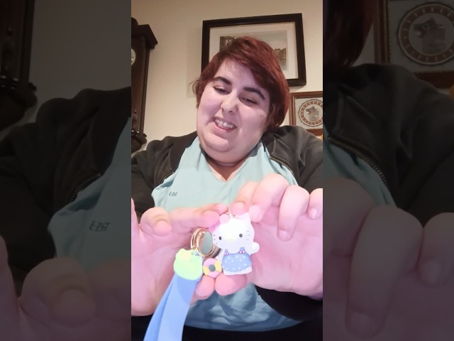 Vídeo relacionado con The Carat Shop Llavero de pompompurina de Hello Kitty con dijes