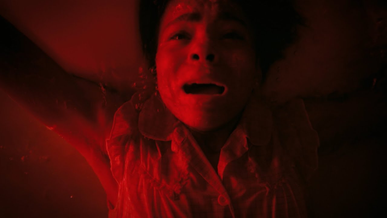 Ronnie é atacada pela Coisa em seu quarto | IT: Bem-Vindos A Derry | HBO Max