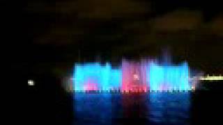 preview picture of video 'Фонтан, ночное шоу. Fountain, night show.'
