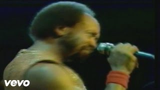 Earth, Wind & Fire - Sing a Song (Live Video)