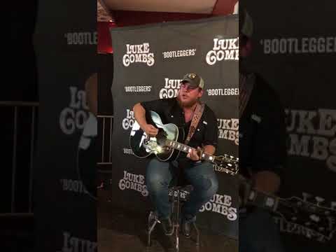 Houston Weve Got A Problem (live) - Luke Combs