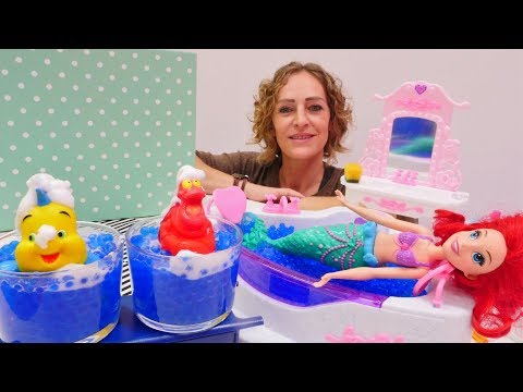 Arielle die Meerjungfrau im Spa-Salon. Spielzeugvideo für Kinder