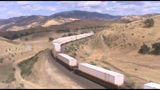 preview picture of video 'Tehachapi Pass! UP, BNSF, Military Trains, Train Race, Train Symbols & More!'