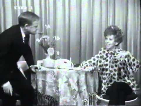 Marguerite Viby & Ove Sprogøe i Revysketch: "Opinionsundersøgelsen" 1969