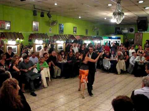  Jose Luis Gonzalez  and  Paulina Cazabon Goméz  are  dancing  to  the  tango  "  Cicatrices  "