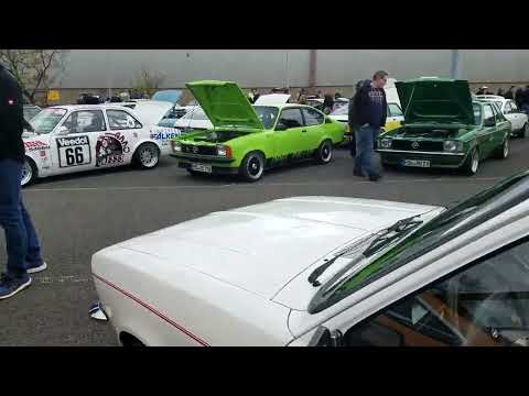 C-Kadetten und andere alte Opel gemischt geparkt und schlau kommentiert