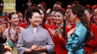 Peng Liyuan y Tamara Vucic visitan la Academia de Danza de Beijing