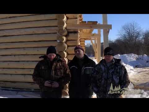 Деревянный дом из бревна с ломаной крышей