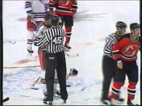 Hockeyfighters.cz  Ulf Samuelsson vs Petr Svoboda   No go!eehhh (98 99).wmv