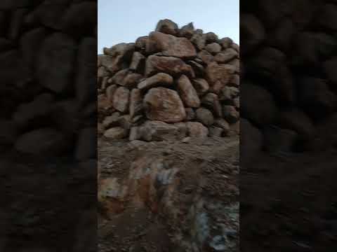 isla de piedra en pozo de agua