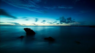 月と海岸線