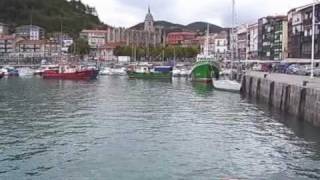 preview picture of video 'LEKEITIO Puerto Lekeitio port and fishing boats'
