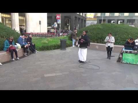 Sorella Cristiana Ansaldo testimoniando nel centro di Milano