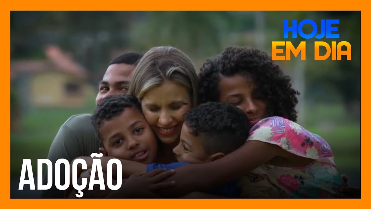 SOS Mãe: casal adota quatro irmãos de uma vez