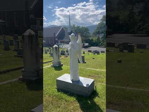 Bellissimo cimitero e chiesa di montagna.