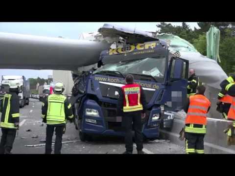 Unfall auf der A33: Laster kracht in Windradflügel