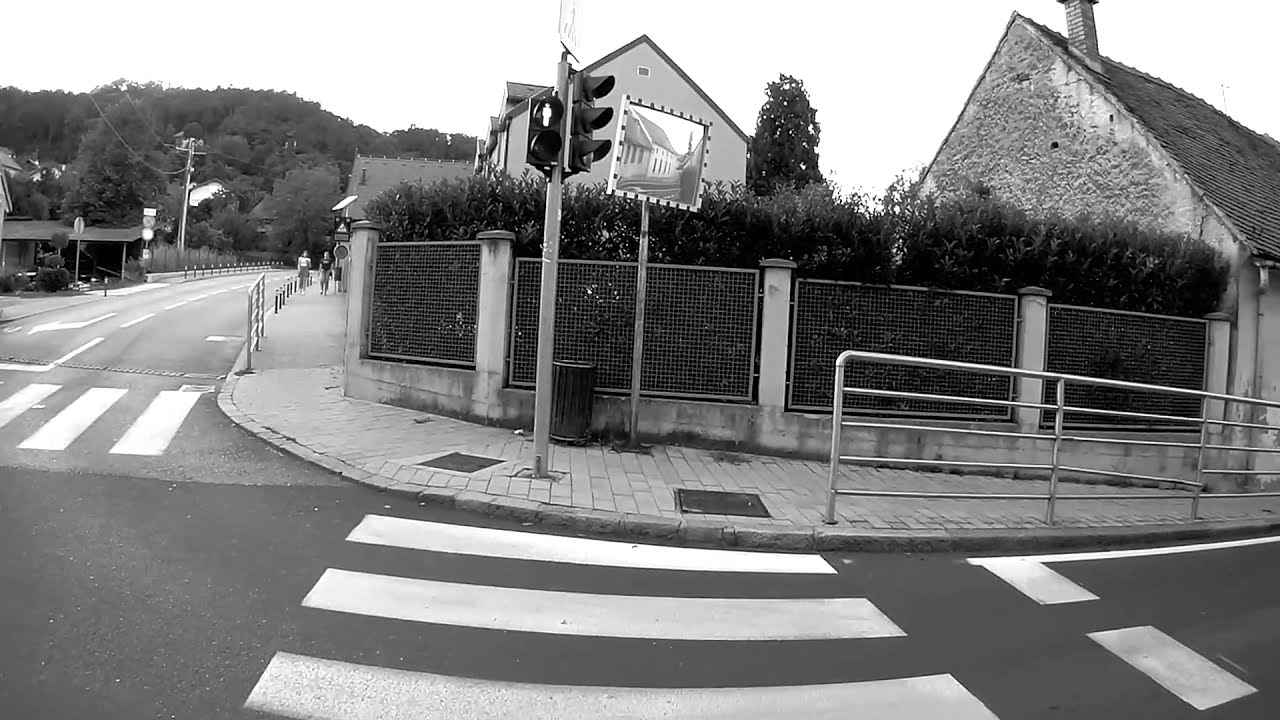 Samobor - Straznička ulica i Osnovna škola Samobor (bnw)