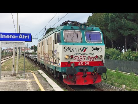 Locomotiva E.652 Tigre al traino di carri pianale in transito alla stazione ferroviaria Pineto Atri