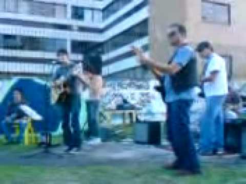 Izzy e magal dando uma canja.3GP