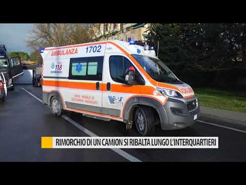 Rimorchio di un camion si ribalta lungo l'interquartieri