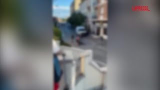 Difende la figlia da un gruppo di ragazzi molesti, viene preso a calci e pugni: il video da Porto...