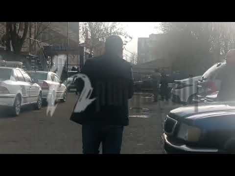 Նռնակնով զինված տղամարդը պահանջում է չենթարկվել Նիկոլ Փաշինյանի հրամաններին