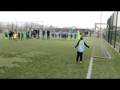 Voetbaltalent ? Demy ter Hove (6 jaar) met een mooie penalty in de F1