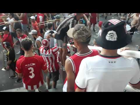 "Previa y entrada de la hinchada de estudiantes" Barra: Los Leales &bull; Club: Estudiantes de La Plata