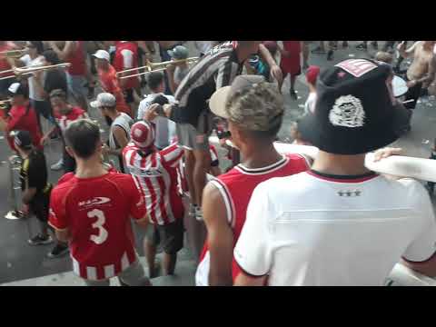 "Previa y entrada de la hinchada de estudiantes" Barra: Los Leales • Club: Estudiantes de La Plata • País: Argentina