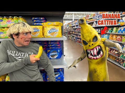 SIAMO STATI RAPITI DA UNA BANANA PAUROSA AL SUPERMERCATO…😱 *nascondiamoci*
