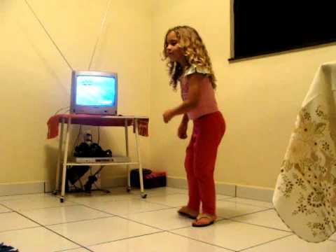 Lavynia ,menina de 5 anos dançando Trance-Rebolation 