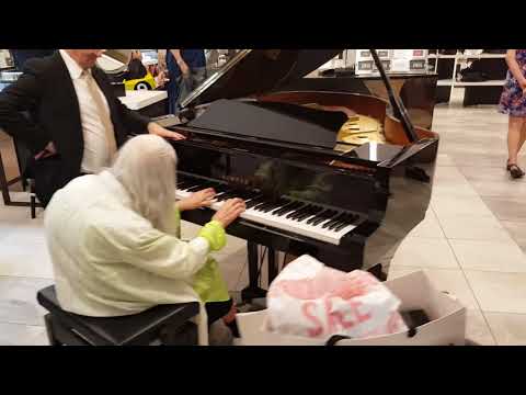 Street Pianist Natalie Trayling Amazes Shoppers at 'David Jones Department Store'