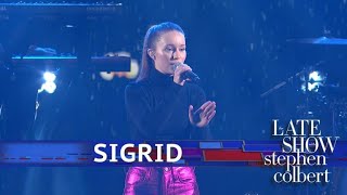 Sigrid Performs &#39;Don&#39;t Feel Like Crying&#39;