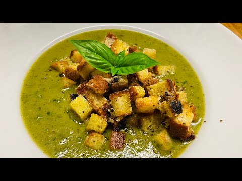Vellutata di zucchine con pesto alla genovese e crostini al parmigiano.crema deliziosa ed economica