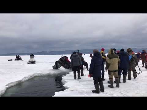 Снегоход провалился в трещину во льду на острове Сахалин