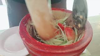 preview picture of video 'How to make Papaya salad'