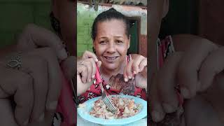 COMENDO FEIJÃO ARROZ VINAGRETE E CARNE ASSADA 