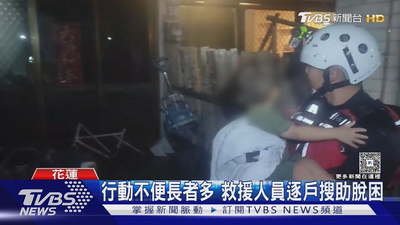 心疼!6旬夫妻站屋頂求援 小孩困家中被抱出 哭喊:媽媽