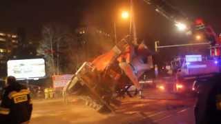 preview picture of video 'Przewrócona betoniarka na skrzyżowaniu ulic Conrada i Reymonta w dniu 10.04.2013'