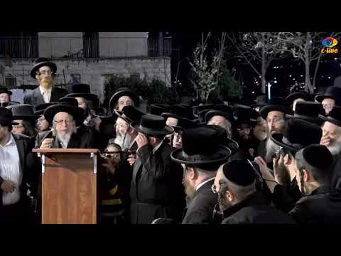 Stropkover Rebbe Speaking At The Levaya Of His Shver Manchester Rav M.M .Schneebalg z"l